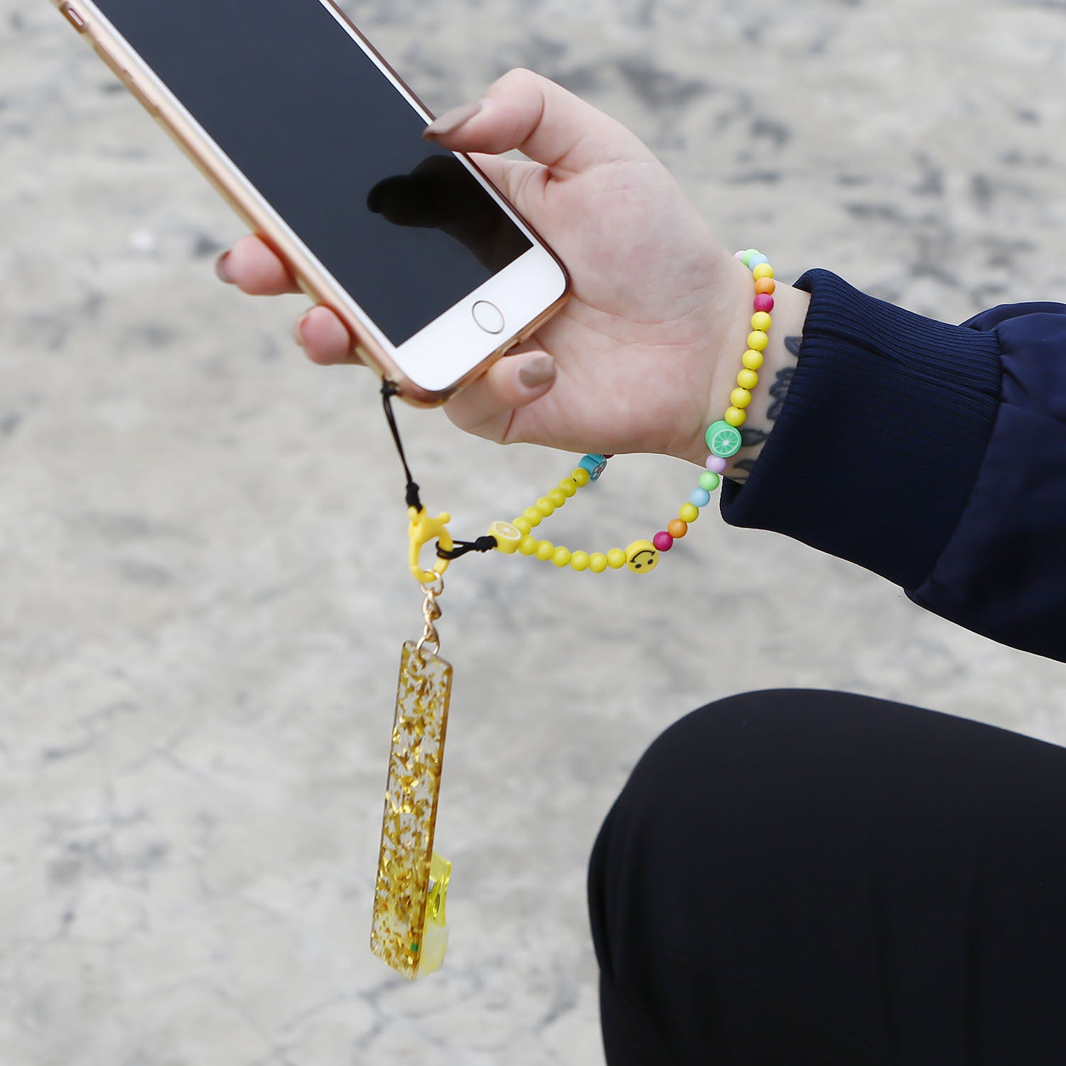Llavero de cadena de teléfono móvil de acrílico con cuentas de plástico al por mayor
